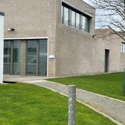 Eingang Schulungsraum mit Weg 1.jpg