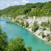 Canyon© Tecklenburger Land Tourismus e.V. - Rudi Schubert.JPG Blick auf eine türkisfarbene Schlucht, umgeben von grünen bewaldeten Hügeln unter blauem Himmel.
