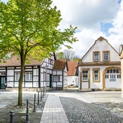 Hörstel_Bevergern_Ortskern_Stadtmarketing Hörstel UG.jpg Das Bild zeigt den historischen Ortskern von Bevergern mit Fachwerkhäusern und gepflasterten Wegen.