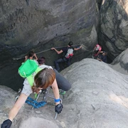 DSC_8632.JPG Abenteuerlustige erklimmen felsige Klippen, gesichert mit Drahtseilen in einer beeindruckenden Schlucht.