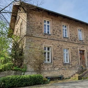 Die alte Schule von außen in der Ortschaft Reelsen.