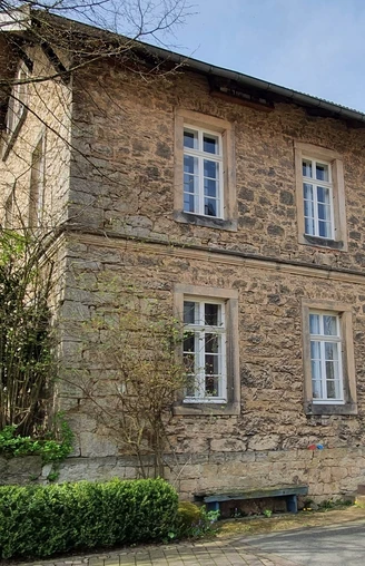 Die alte Schule von außen in der Ortschaft Reelsen.