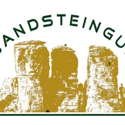 Logo Elbsandsteinguides Logo mit drei stilisierten, goldenen Sandsteinfelsen und dem Schriftzug "Elbsandsteinguides" in einem Bogen darüber.