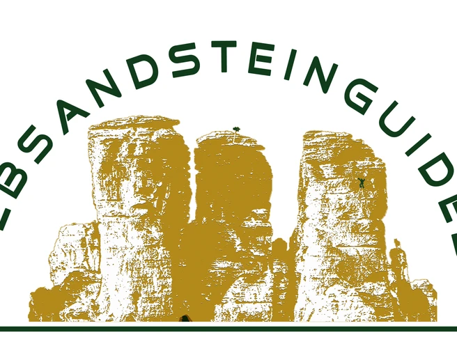 Logo Elbsandsteinguides Logo mit drei stilisierten, goldenen Sandsteinfelsen und dem Schriftzug "Elbsandsteinguides" in einem Bogen darüber.