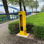 ADAC-Radservicestation Fahrradservicestation des ADAC am Radweg, ausgestattet mit Werkzeug und Luftpumpe in einer grünen Umgebung.