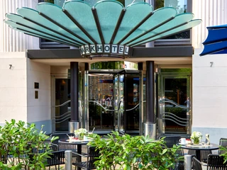 Conference hotel Seaside Park Hotel Leipzig for your meeting & conference in Leipzig Tagungshotel Seaside Park Hotel Leipzig mit Hoteleingang für Tagung & Konferenz Leipzig ConventionConference hotel Seaside Park Hotel Leipzig with hotel entrance for meeting & conference Leipzig convention