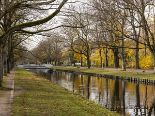 Rautenstrauch Canal Herbstlicher Kanal mit kahlen Bäumen und stiller Reflexion im Wasser. Spazierweg am Ufer.Autumnal canal with bare trees and a quiet reflection in the water. Walk along the bank.
