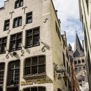 Cologne old town Historisches Gebäude in Kölns Altstadt mit dem Schriftzug "Sünner im Walfisch".Historic building in Cologne's old town with the lettering "Sünner im Walfisch".