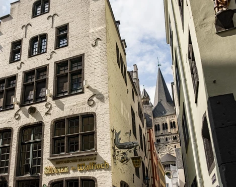 Cologne old town Historisches Gebäude in Kölns Altstadt mit dem Schriftzug "Sünner im Walfisch".Historic building in Cologne's old town with the lettering "Sünner im Walfisch".
