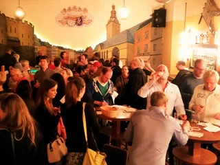 DiPLOM Party <p>Eine lebhafte Kneipenszene mit vielen Menschen, die sich angenehm unterhalten und Getränke genießen.</p><p>A lively pub scene with lots of people enjoying pleasant conversation and drinks.</p>