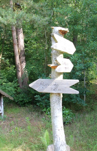 Hinweisschild Rollstuhlwanderweg