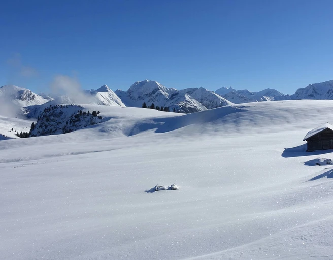 weit-wandern-schneelandschaft-huette-berge.jpg