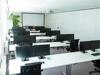 Schulungsraum mit Arbeitsplätzen