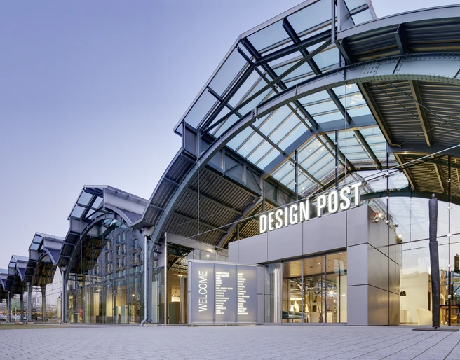 CM-937-0057.jpg Design Post Köln von außen: Oben Gewölbtes Glasgebäude im Industrial LookDesign Post Cologne from the outside: Above Curved glass building with an industrial look