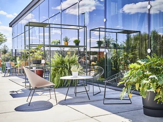 DesignPost Ourtdoor22_SSP01429.jpg Design Post Terrasse mit Sitzmöglichkeiten und PflanzenDesign Post Terrace