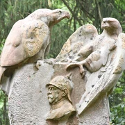 Bismarck-Denkmal_Aumuehle_Ausschnitt.jpg