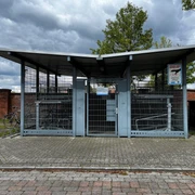 abschließbare Fahrradstellplätze am Eisenhüttenplatz.jpg Abschließbare Fahrradstellplätze am Eisenhüttenplatz: Metallkonstruktion mit geschützten Abstellflächen.