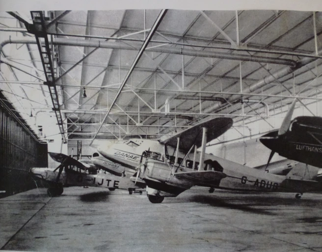 Flugzeughangar Butzweiler Hof  Alte Schwarz-Weiß Aufnahme von Segelflugzeugen im Flugzeughangar am Butzweiler HofOld black and white photo of gliders in the hangar at Butzweiler Hof