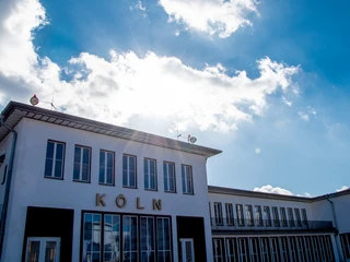 Mowo_Außen_Empfangshalle.jpg Empfangshalle der Motorworld von außenMotorworld reception hall from the outside