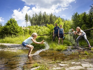 Familie an der Wasserfurt im Schwarzbachtal