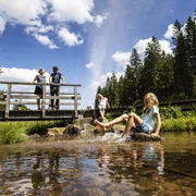 Familie an der Brücke im Schwarzbachtal