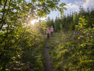 Wandern auf dem Eselspfad zwei Wanderer unterwegs auf einen Pfad.
