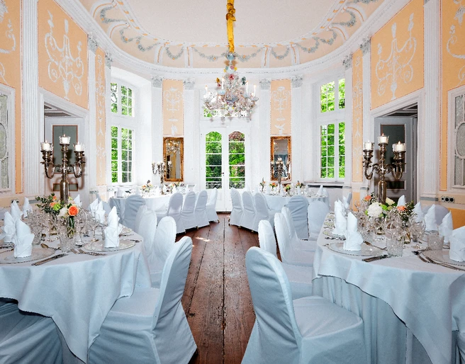 LO9_6703+Kopie++Laurence+Chataigne+Photography+2022.jpg Kleiner Raum im Barockstil mit weiß eingedeckten Banketttischen und opulenten KerzenständernSmall room in Baroque style with white-covered banquet tables and opulent candlesticks