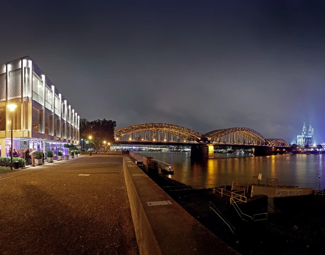 the view Cologne Außenansicht bei Nacht Panoramablick auf die Eventlocation the view, den Rhein, Hohenzollernbrücke und Dom bei NachtPanoramic view of the event location, the view, the Rhine, Hohenzollern Bridge and cathedral at night