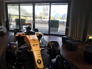 Fahrzeug in der Location Rennauto in einer Eventlocation mit DomblickRacing car in an event location with a view of the cathedral