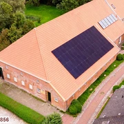 Kultur-Gulfhof-Freepsum Zu sehen ist eine Luftaufnahme vom Kultur-Gulfhof-Freepsum von oben und die Angabe "erbaut 1856".