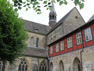 Kloster Loccum Historisches Klostergebäude Loccum mit gotischen Fenstern und einem steil aufragenden Kirchturm.