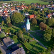 1000-jährige Linde Elbrinxen Luftaufnahme von Elbrinxen mit der markanten, historischen Kirche inmitten grüner Landschaft.