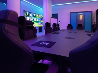 Konferenzbereich Tagungsraum mit Blockbestuhlung und Gamingstühlen, sowie LED ScreensConference room with block seating and gaming chairs, as well as LED screens