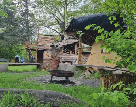 Abenteuerspielplatz Buntspecht Feuerschale mit Sitzgelegenheiten auf dem Abenteuerspielplatz Buntspecht