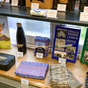 RVR-Besucherzentrum Hoheward, Herten Regale im RVR-Besucherzentrum Hoheward mit regionalen Souvenirs, Büchern und Accessoires.