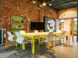 Panorama2.jpg Moderner Meetingraum mit Backsteinmauer, Blockbestuhlung, TVModern meeting room with brick wall, block seating,