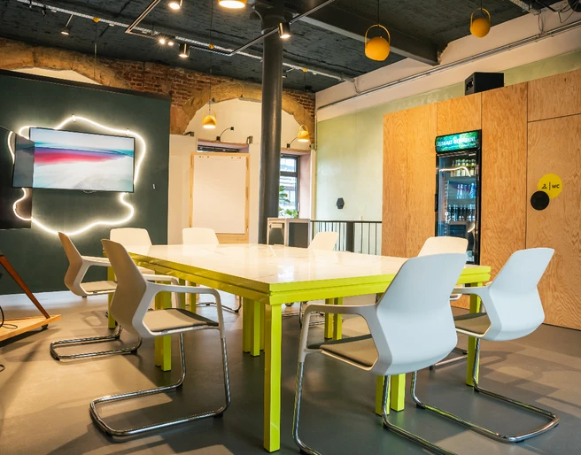 Panorama3.jpg Moderner Meetingraum mit Backsteinmauer, Blockbestuhlung, TV und KüchenbereichModern meeting room with brick wall, block seating, TV and kitchen area