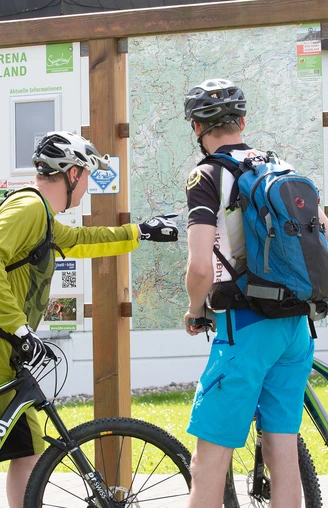 Mountainbiker an der Übersichtstafel in Willingen Mountainbiker an der Übersichtstafel in Willingen