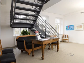 Foyer 1. OG Schloss Foyer mit Sitzgelegenheit und Treppe nach obenFoyer with lounge seating and staircase to upper floor