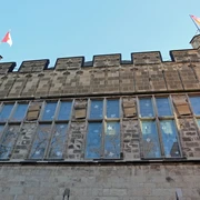 Gürzenich Die Fassade des historischen Gürzenich Köln mit hohen Fenstern und Türmen, unter klarem Himmel.The façade of the historic Gürzenich Köln with high windows and towers, under a clear sky.