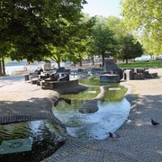 Paolozzi Fountain Der Paolozzibrunnen zeigt kunstvolle Stein- und Wasserelemente im schattigen Stadtpark.The Paolozzi fountain features artistic stone and water elements in the shady city park.