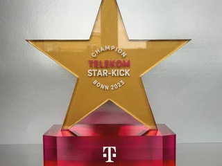 Acrylglasverarbeitung Glass Pokal in SternenformGlass trophy in star-format