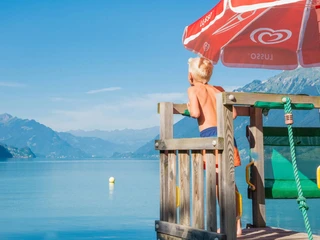 brienz-strandbad-sommer-junge-spielplatz.jpg