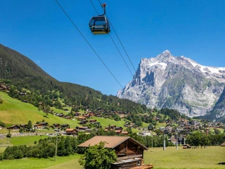 gondelbahn-grindelwald-maennlichen-tal-wiese-dorf.jpg