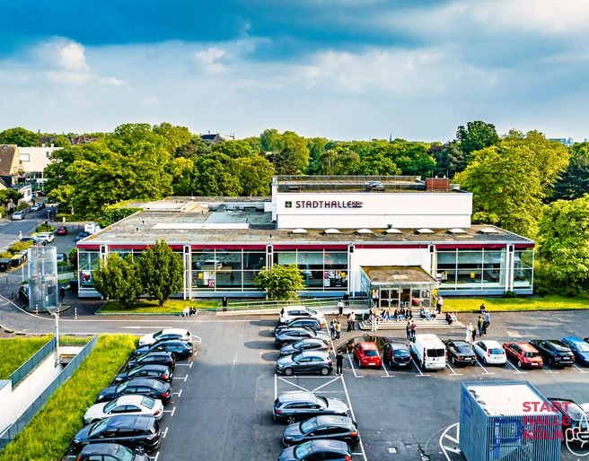 0024_Konzertfotografie_@Kay-Uwe_Fischer_DJI_0317-Bearbeitet.jpg Stadthalle Köln von außen mit großem ParkplatzCologne City Hall from the outside with large parking lot