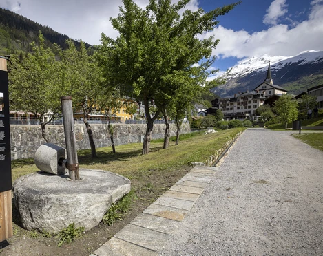Wüehr-Weg in Fiesch in der Aletsch Arena Wüehr-Weg in Fiesch in der Aletsch Arena