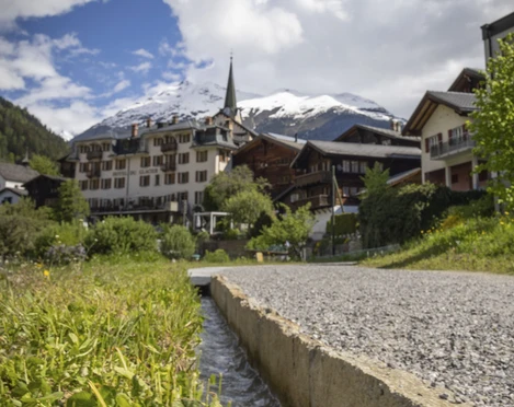 Wüehr-Weg in Fiesch in der Aletsch Arena Wüehr-Weg in Fiesch in der Aletsch Arena