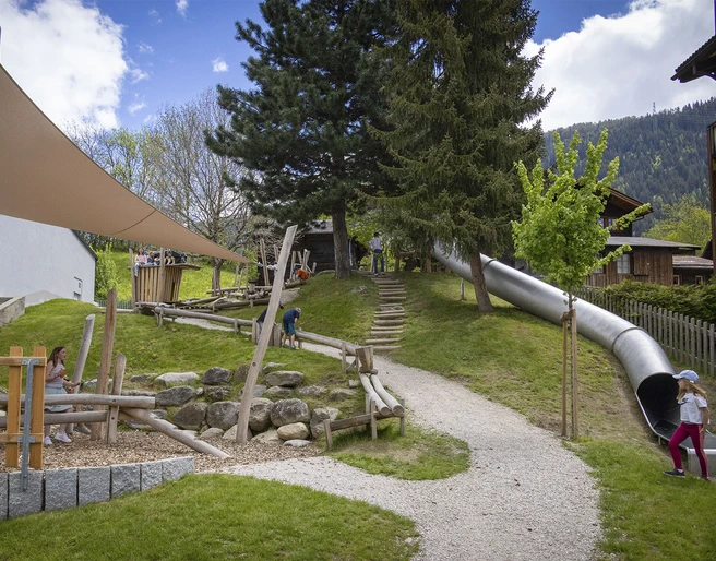 Spielplatz Schulhaus Fiesch Spielplatz Schulhaus Fiesch in der Aletsch Arena