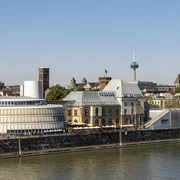Chocolate Museum Das Bild zeigt das Schokoladenmuseum in Köln, modern mit dem historischen Gebäude daneben gelegen, direkt am Rhein.The picture shows the Chocolate Museum in Cologne, modern with the historical building next to it, directly on the Rhine.