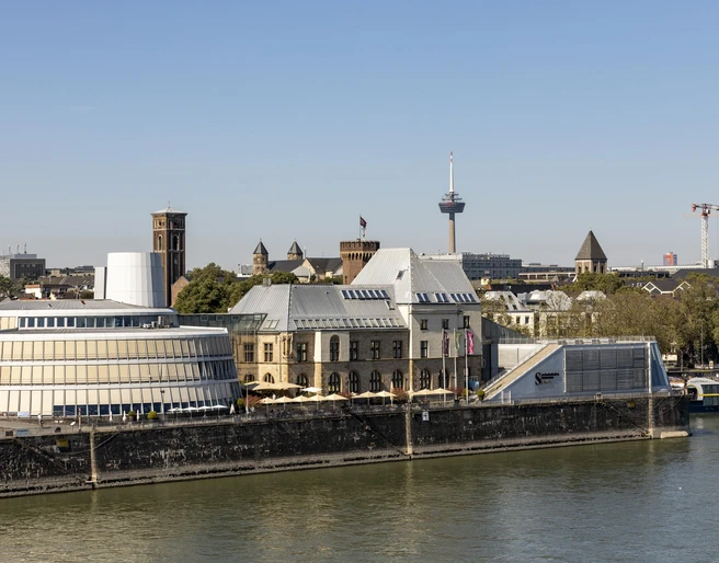 Chocolate Museum Das Bild zeigt das Schokoladenmuseum in Köln, modern mit dem historischen Gebäude daneben gelegen, direkt am Rhein.The picture shows the Chocolate Museum in Cologne, modern with the historical building next to it, directly on the Rhine.
